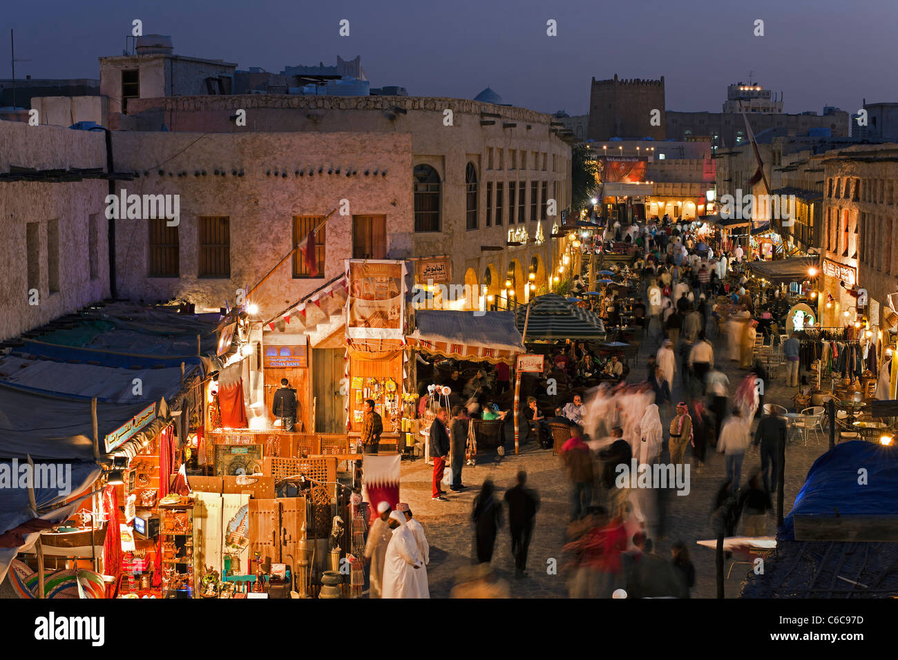 Katar, Naher Osten, Arabische Halbinsel, Doha, dem restaurierten Souq Waqif mit Schlamm gerendert Geschäfte und Holzbalken ausgesetzt Stockfoto