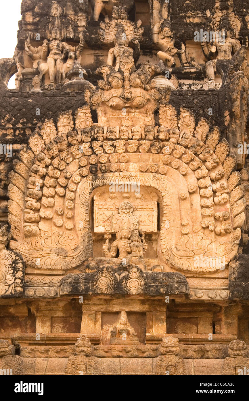 Plastische Details aus dem Vimana (Tempelturm) im Brihadeeswarar-Tempel-Komplex in Thanjavur, Tamil Nadu, Indien. Stockfoto