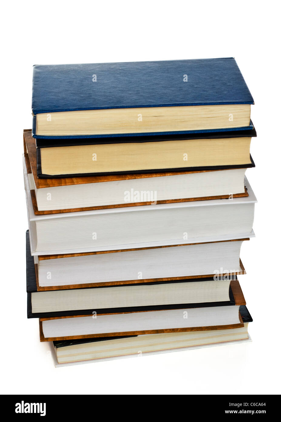 hohe Stapel von Büchern isoliert auf weiss Stockfoto