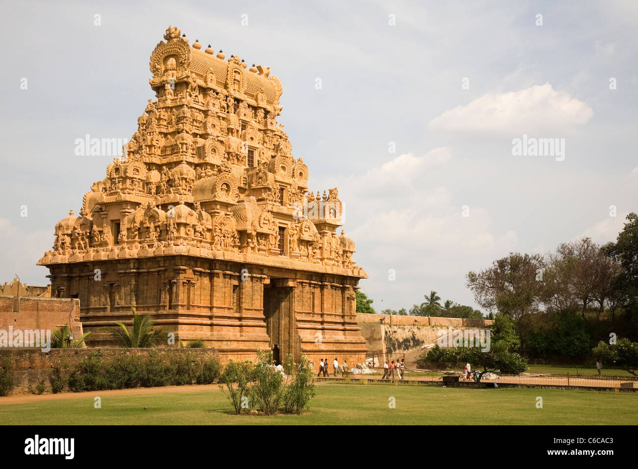 Das Eingangstor (Gopuram) in Brihadeeswarar Temple Complex in Thanjavur, Tamil Nadu, Indien. Stockfoto