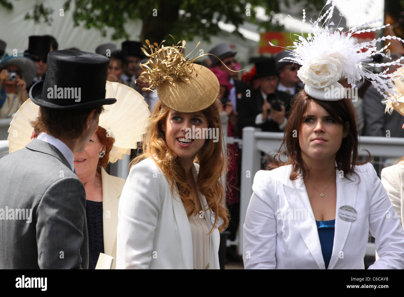Prinzessin Beatrice Zusammen Mit Ihrem Freund Dave Clark Und Schwester Prinzessin Eugenie Royal Ascot Tag 5 Berkshire England Stockfotografie Alamy