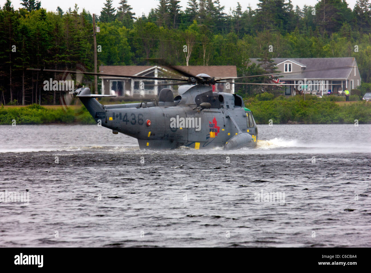 Ein speziell angepasste Sea King Hubschrauber der Kanadier Marines gibt eine Wasser-Vogelbeobachtung-Demonstration Landung auf Wasser Stockfoto