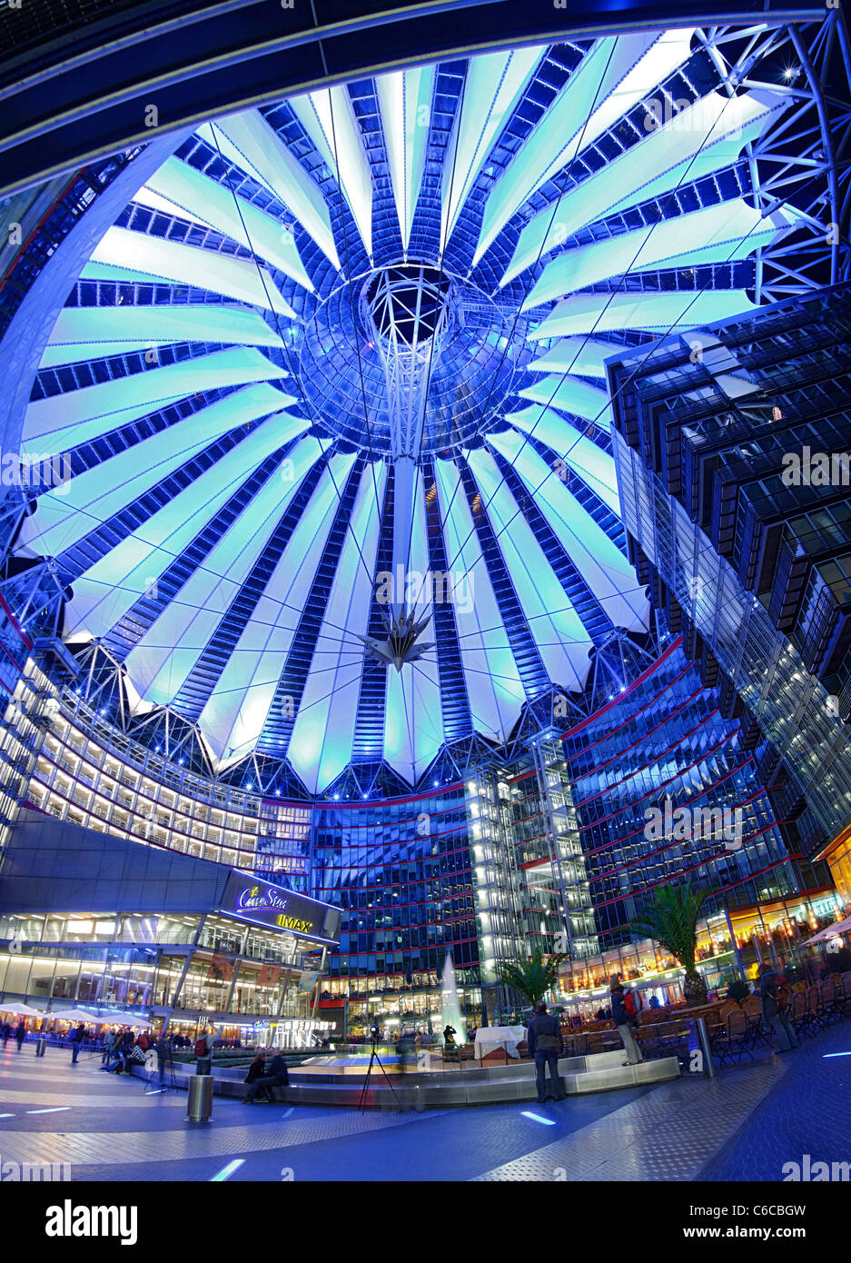 Markisen, bunt beleuchtete Kuppel, Sony Center, Festival of Lights, Berlin,  Deutschland, Europa Stockfotografie - Alamy