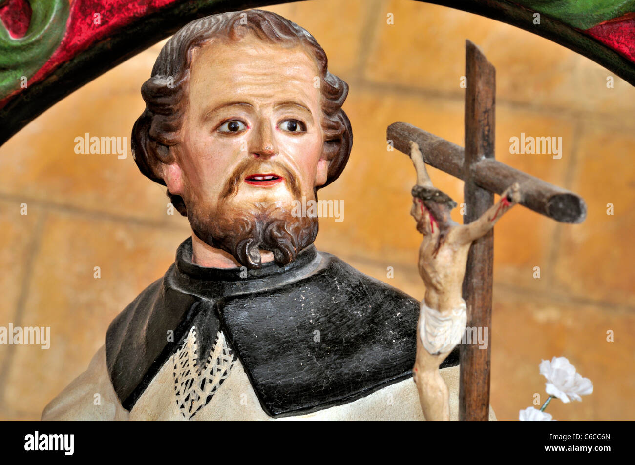 Spanien, Jakobsweg: Statue von San Juan de Ortega in der Klosterkirche von San Juan de Ortega Stockfoto
