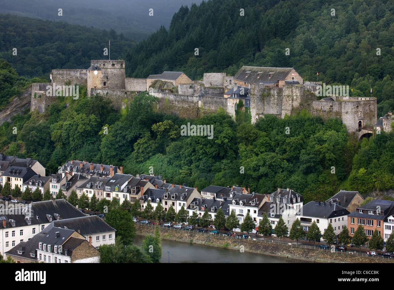 Die Burg von Bouillon mit Blick auf die Stadt entlang des Flusses ...