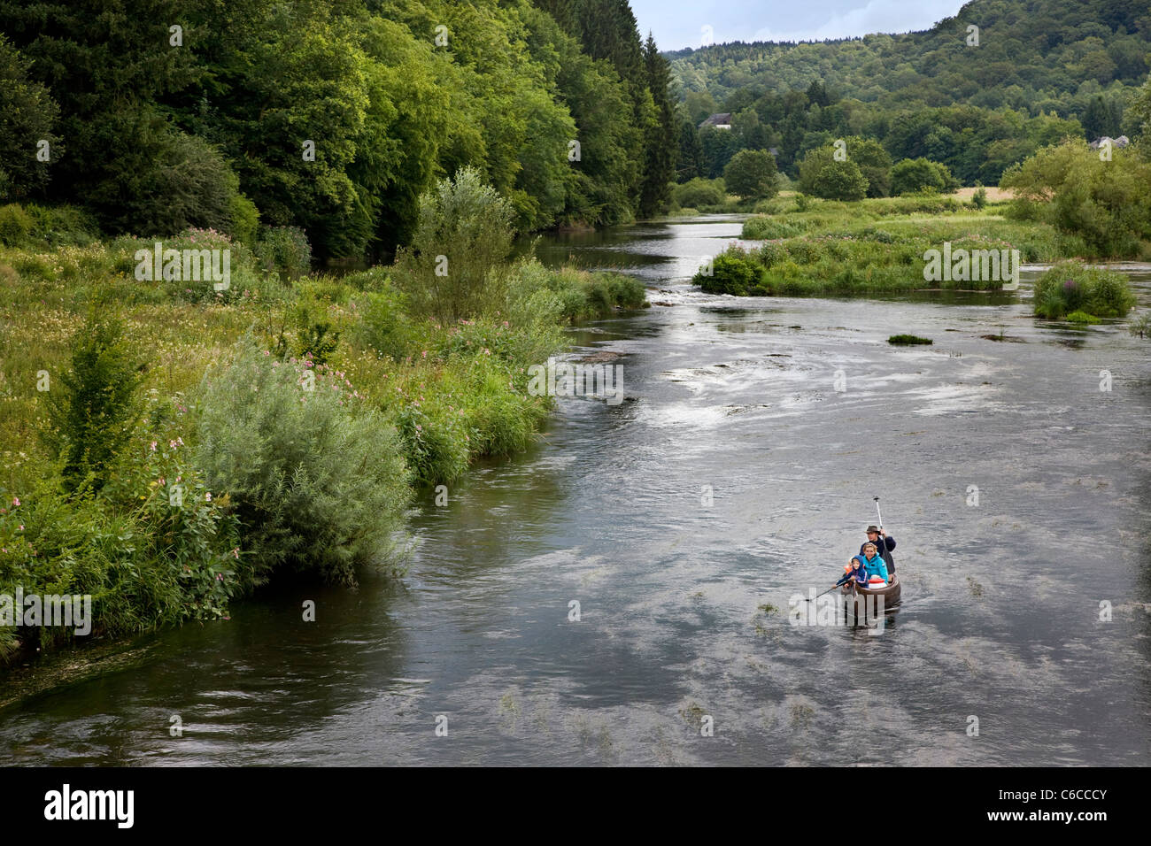 Touristen, Paddeln im Kanu auf dem Fluss Semois in den belgischen Ardennen, Belgien Stockfoto