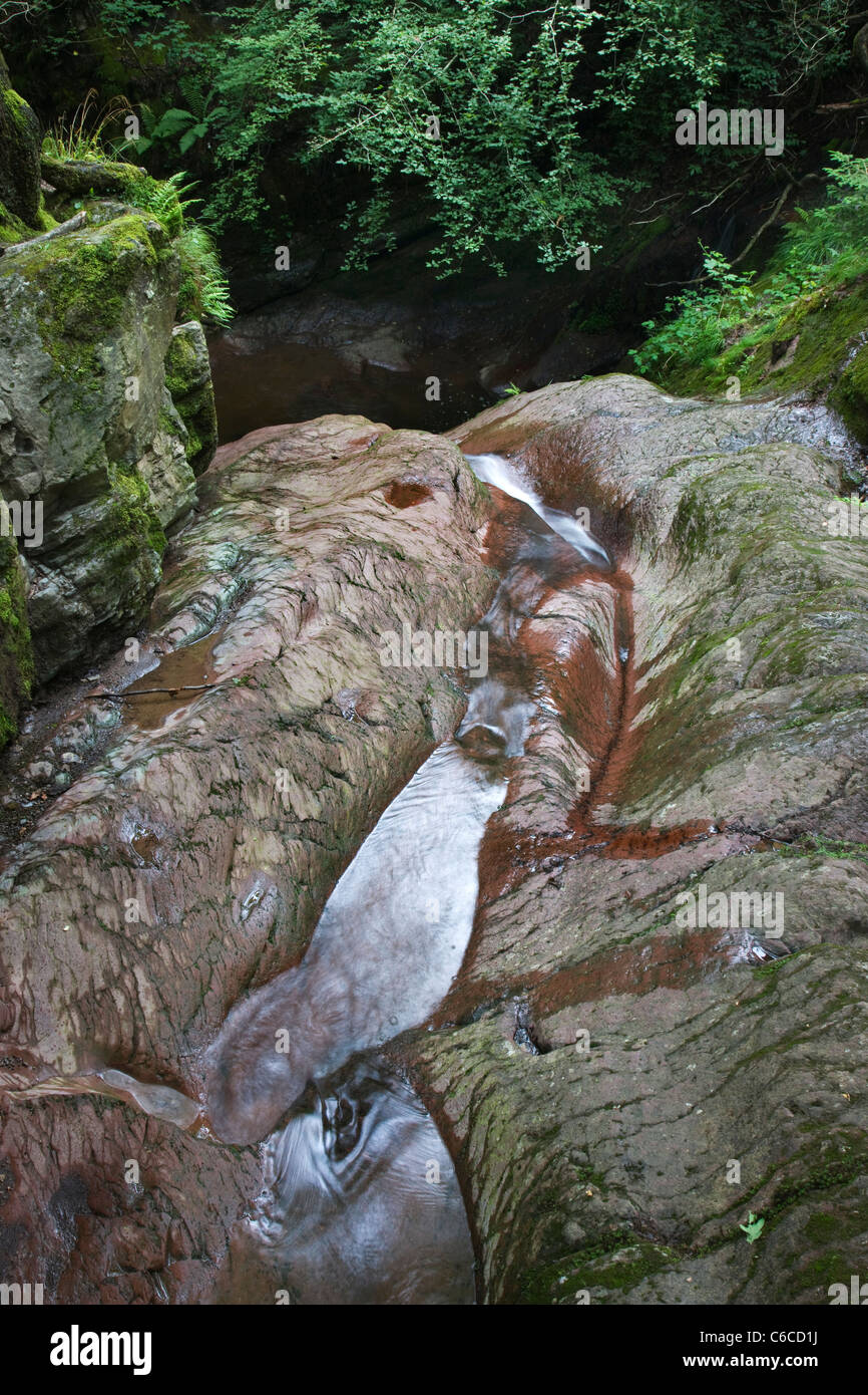 Wasserrinne erodiert in Felswand vom Wasserfall Ninglinspo in der Nähe von Remouchamps, Aywaille, Ardennen, Belgien Stockfoto