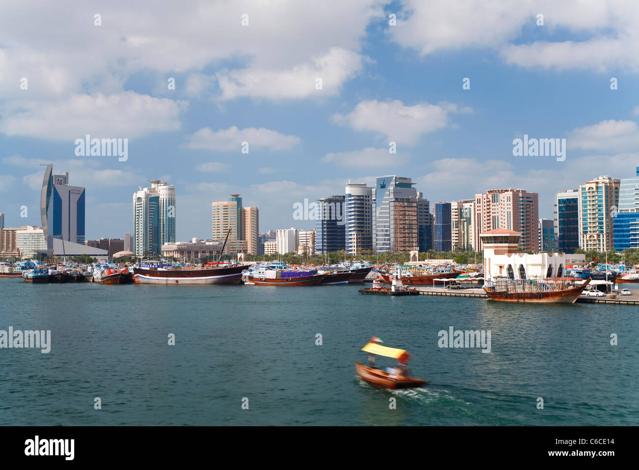 Dubai Creek (Khor Dubai), Dhow Kaianlage und Handelszentrum, Deira, Dubai, Vereinigte Arabische Emirate, Naher Osten Stockfoto