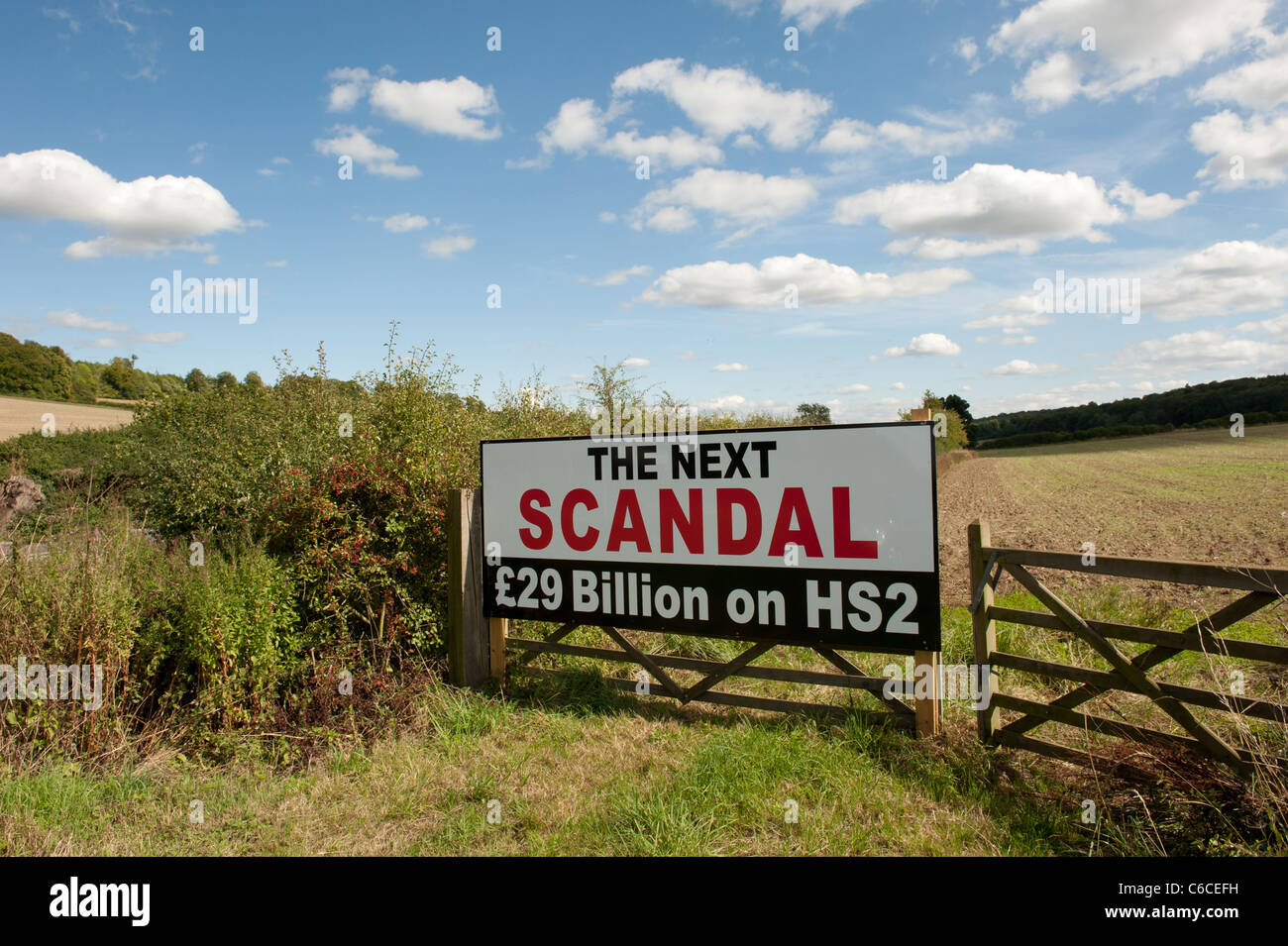 High Speed Rail 2 Skandal Zeichen (HS2) in einem Feld in Buckinghamshire Stockfoto