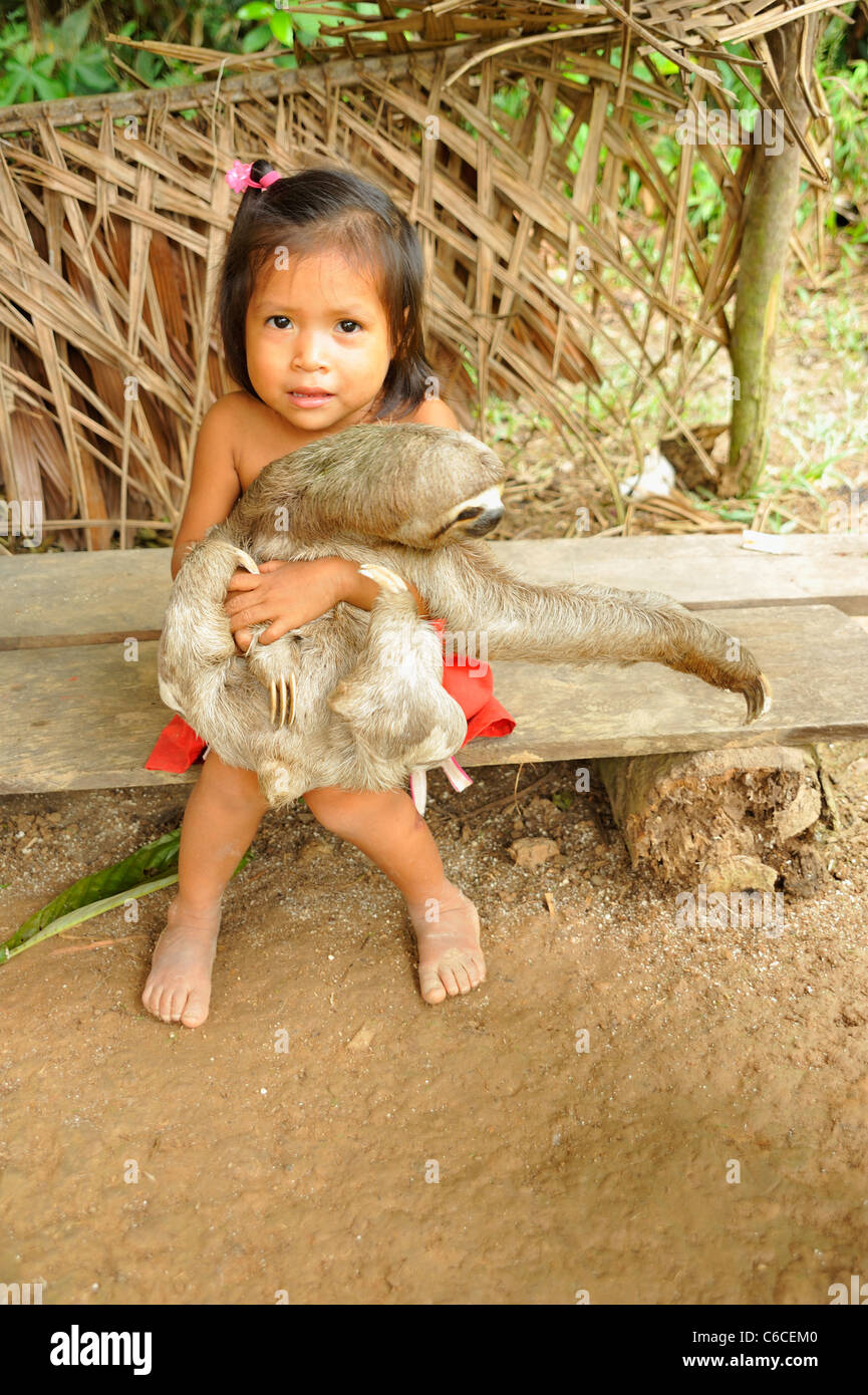 Yagua Indian Girl mit Haustier Faultier Stockfoto