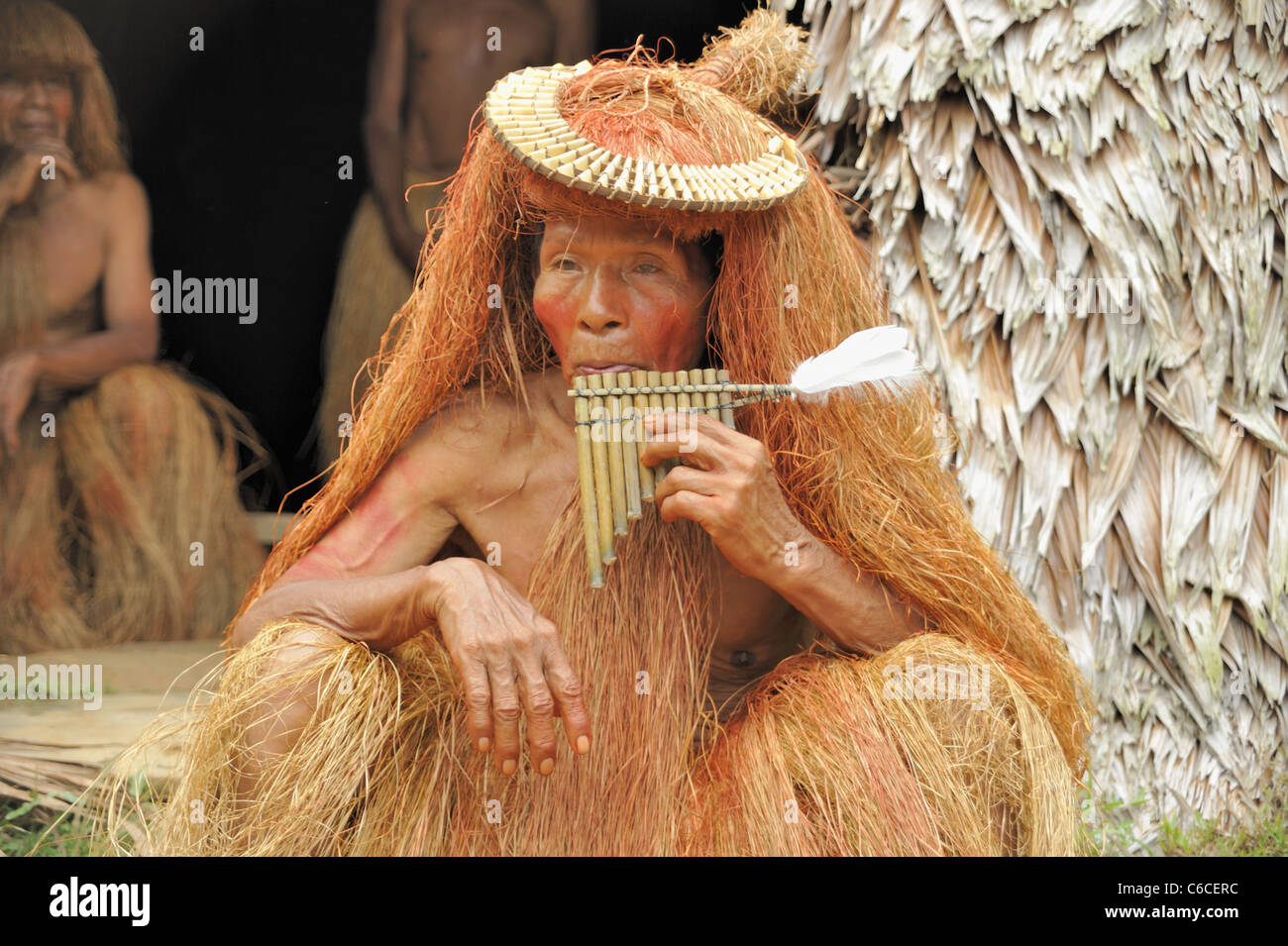 Yagua Indian Elder mit Kopfschmuck und Pan Rohre 2 Stockfoto