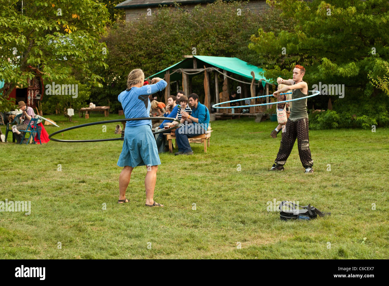 Hula Hooping im Einstein's Garden, Green man Festival 2011, Glanusk Park, Wales, Großbritannien. Stockfoto