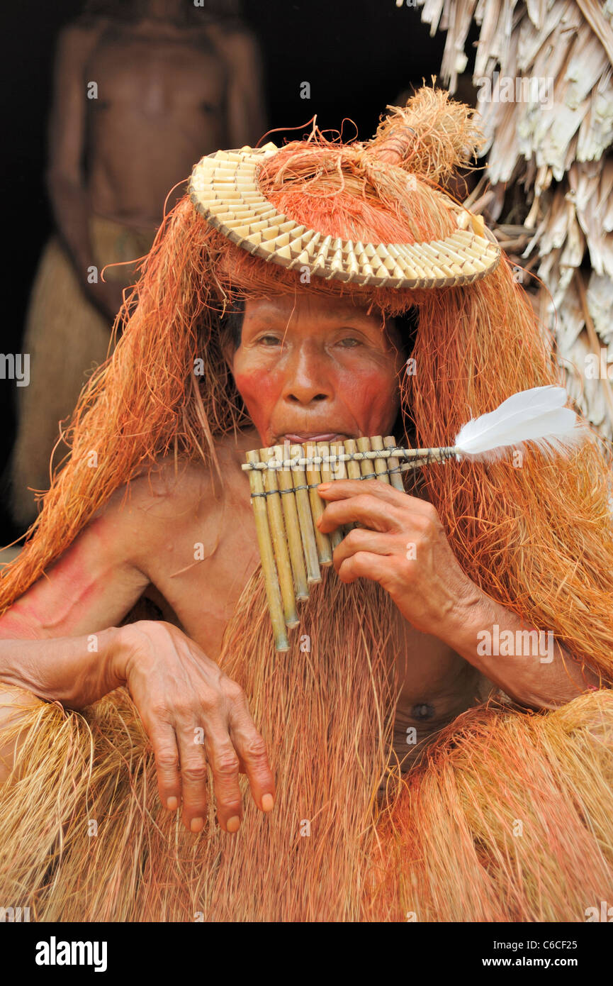 Yagua Indian Elder mit Kopfschmuck und Pan Rohre 1 Stockfoto