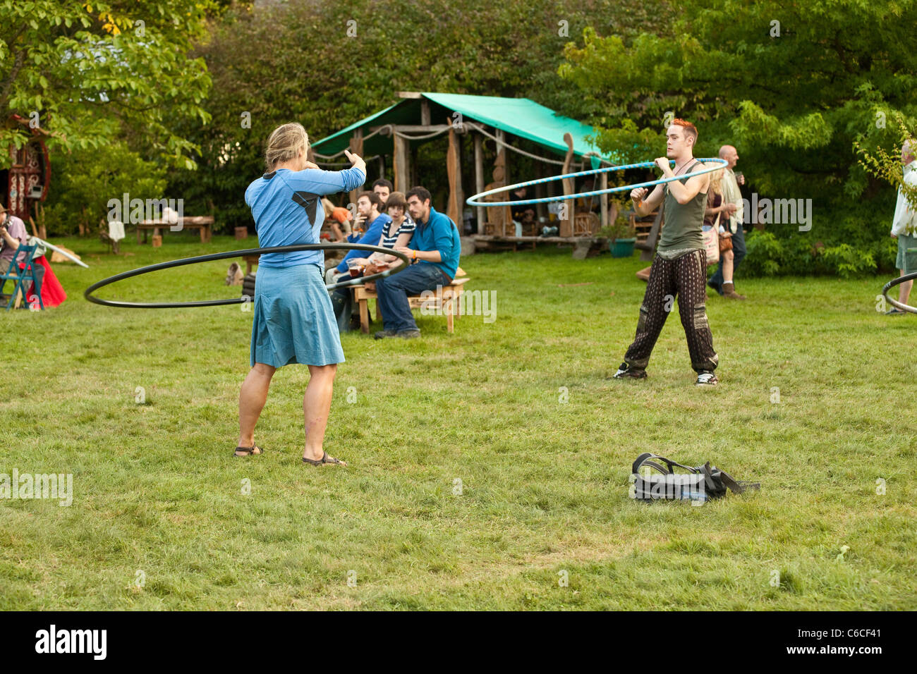 Hula Hooping im Einstein's Garden, Green man Festival 2011, Glanusk Park, Wales, Großbritannien. Stockfoto