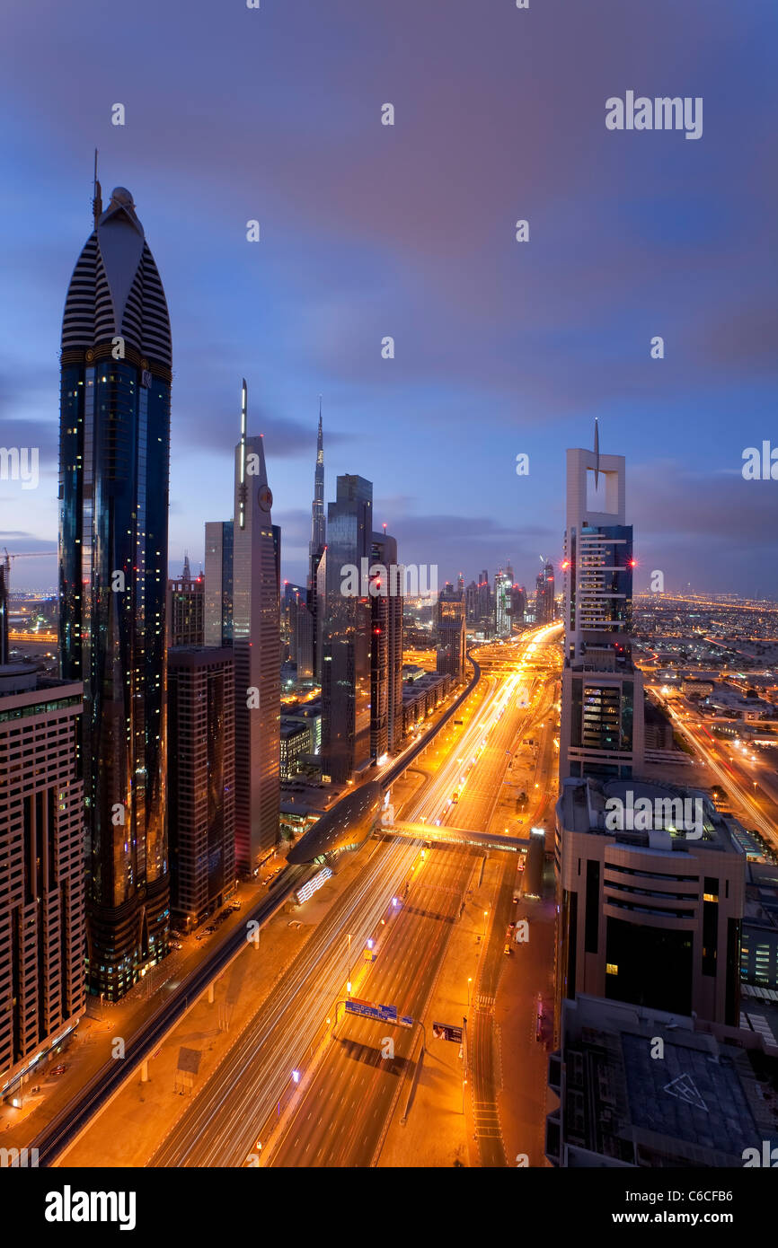 Erhöhten Blick auf die modernen Hochhäuser entlang der Sheikh Zayed Road mit Blick auf den Burj Kalifa, Dubai, Vereinigte Arabische Emirate Stockfoto