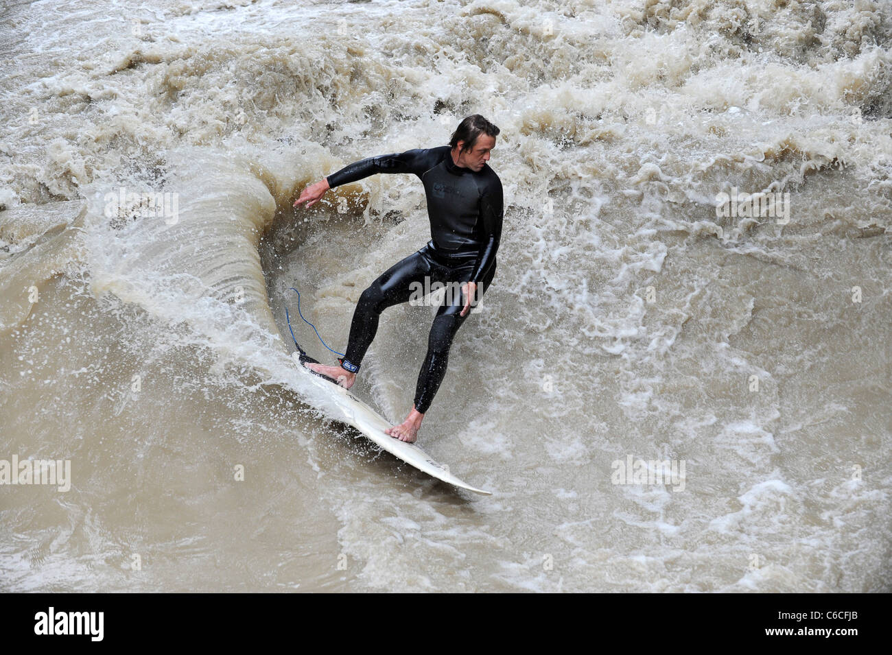 Surfer am Eisbach des Englischen Gartens München Bayern Deutschland München Deutschland. Eisbachwelle Stockfoto