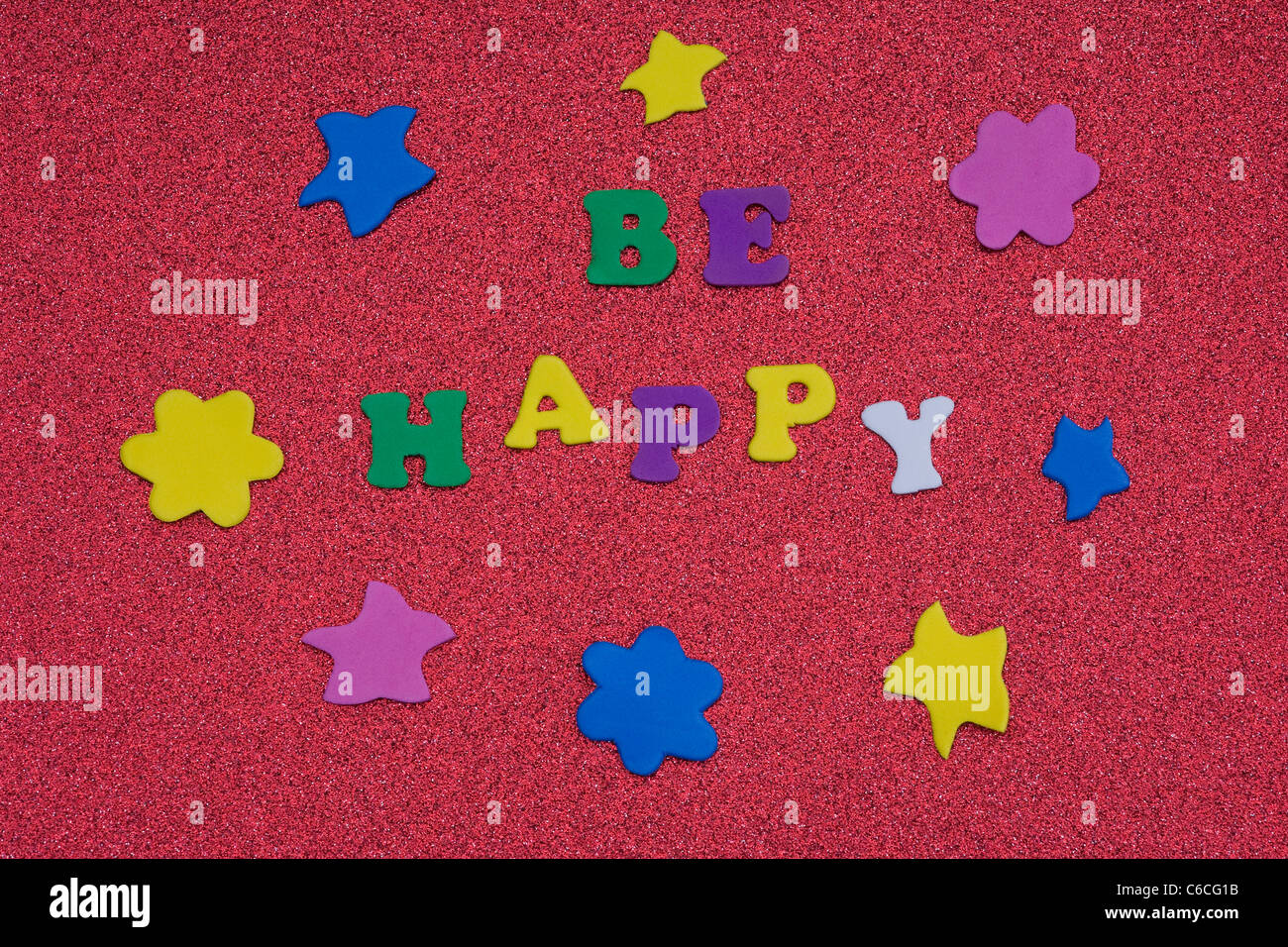 Die Worte "Be Happy" auf rotem Grund. Stockfoto