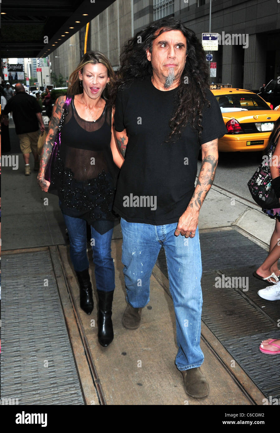 Tom Araya von Slayer und seiner Frau Sandra Araya erreichen ihre Midtown  Hotel New York City, USA - 10.08.10 Stockfotografie - Alamy