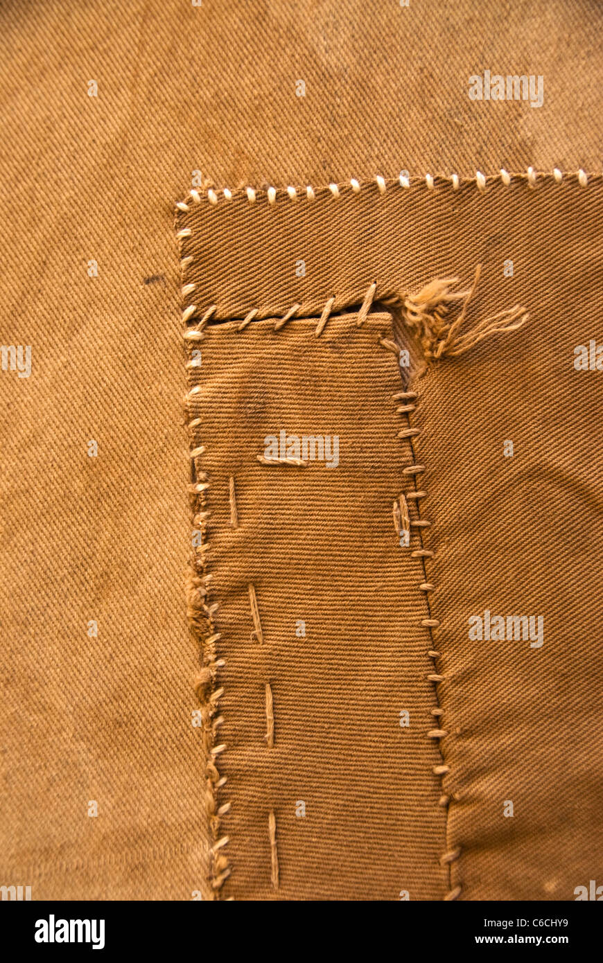 Teile Braun der alten Leinwand Dhow Segel zusammengenäht worden. Stockfoto