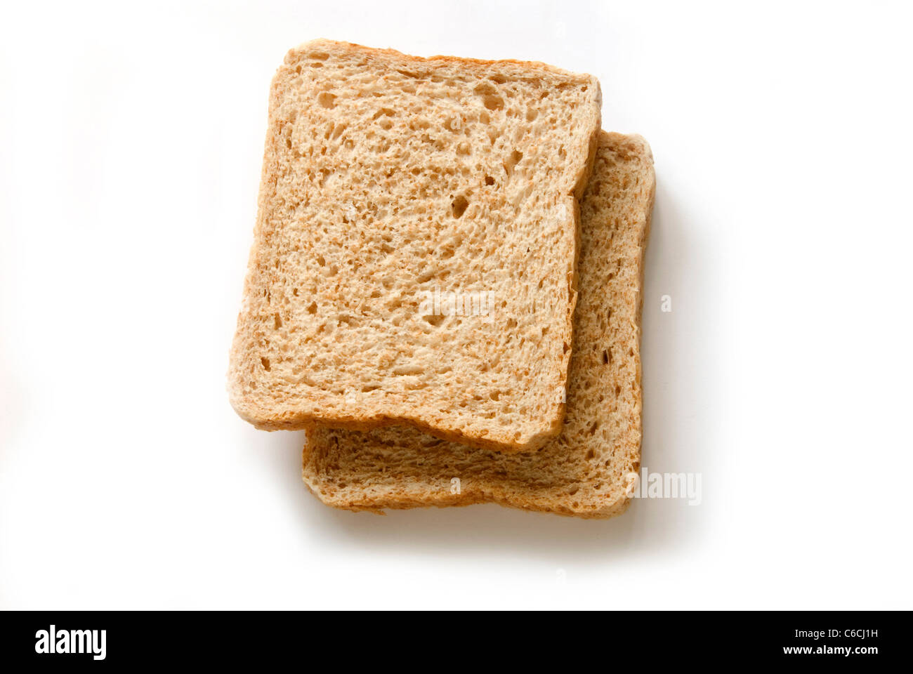 Zwei Scheiben frisches Schwarzbrot, auf einem weißen Hintergrund. Stockfoto