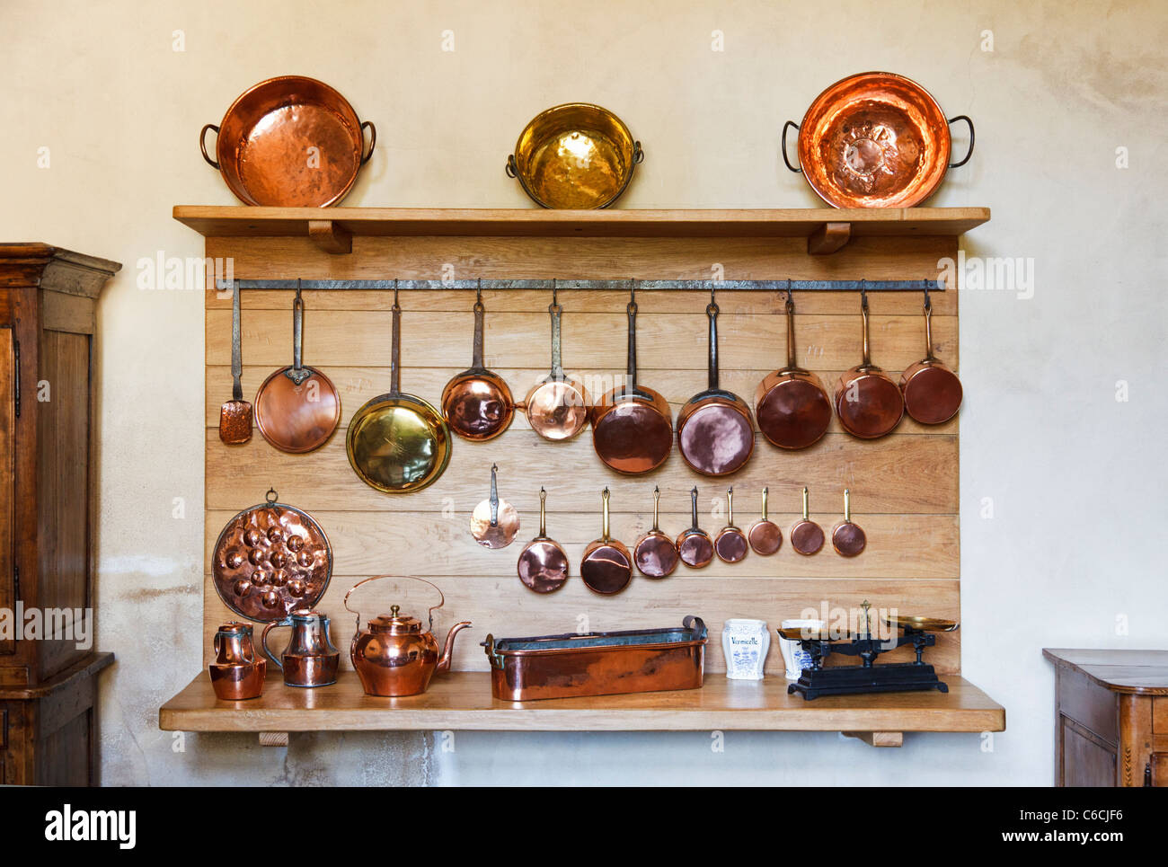 Kupferne Töpfe und Pfannen in der Küche Stockfoto