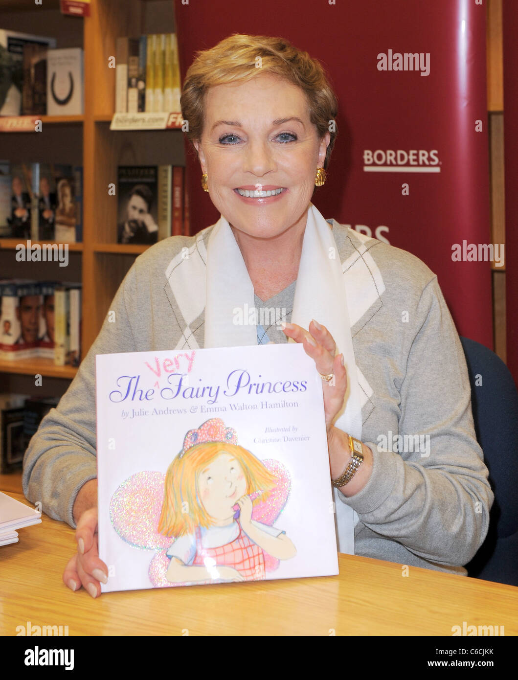 Julie Andrews Unterschreibt Kopien Von Ihr Kinderbuch The Sehr Marchenprinzessin An Grenzen Bucher Plantage Florida 11 07 10 Stockfotografie Alamy