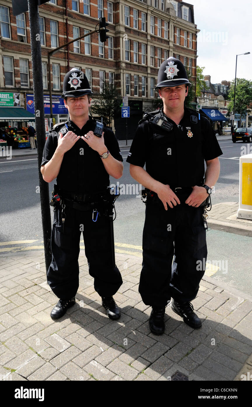 Zwei Welsh Heddlu oder Polizisten, gekleidet in Kampfmontur auf den Straßen von London England UK Stockfoto