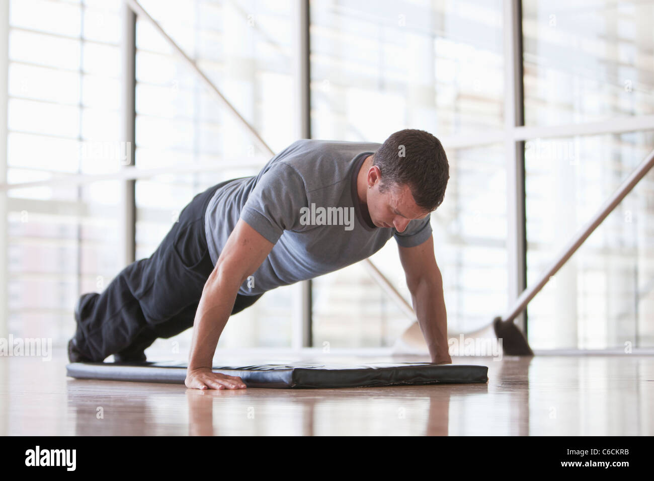 Mann tut Liegestütze im Health club Stockfoto