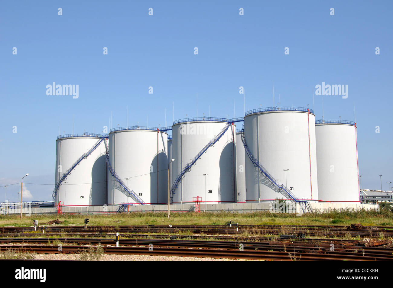 Große weiße Tanks für Benzin und Öl Stockfoto