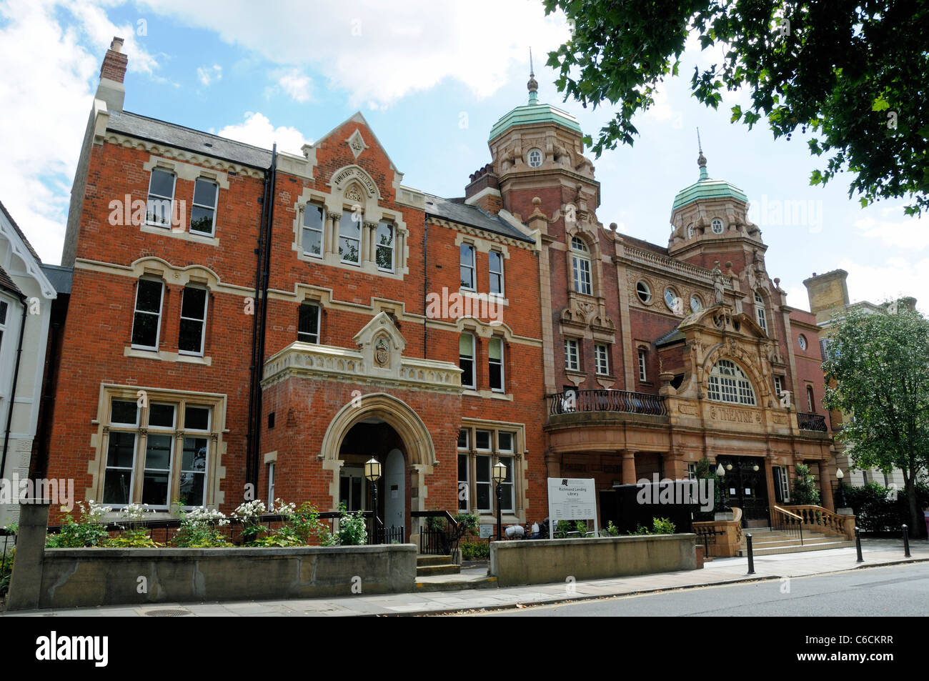 Öffentlichen Bücherei Richmond und Richmond Theater wenig Grün Richmond upon Thames Surrey England UK Stockfoto