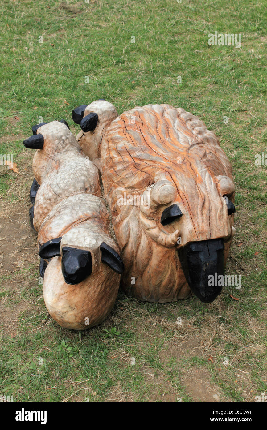Geschnitzte hölzerne Schafe in den neuen menschlichen Natur-Garten in Horsham Park, West Sussex, England UK Stockfoto