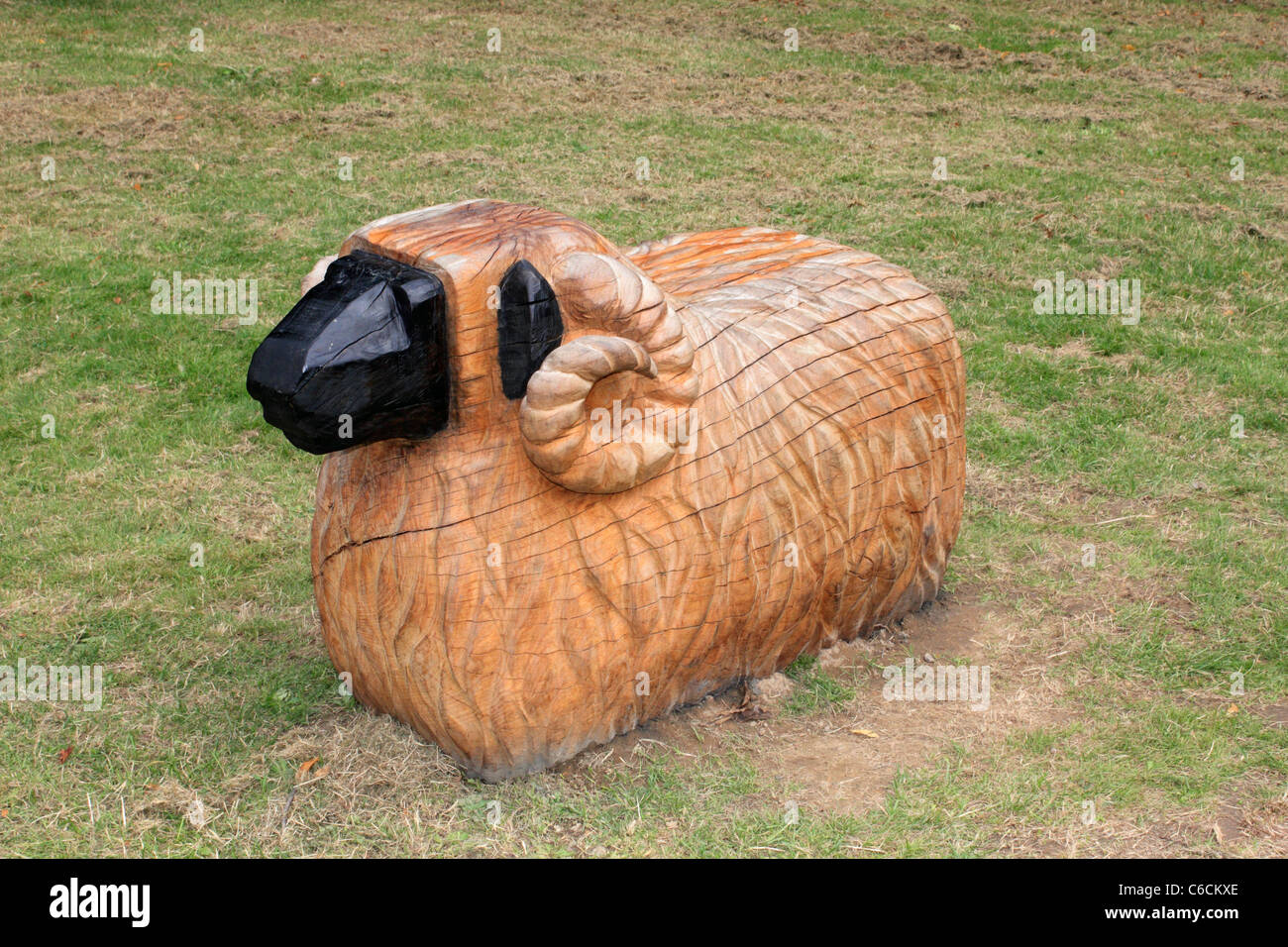 Geschnitzte hölzerne Schafe in den neuen menschlichen Natur-Garten in Horsham Park, West Sussex, England UK Stockfoto