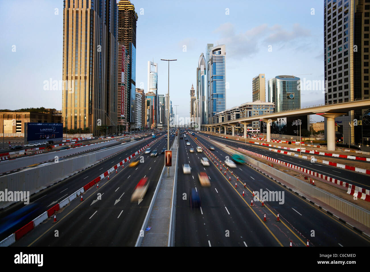 Vereinigte Arabische Emirate, Dubai, Sheikh Zayed Road, Verkehr und neue Hochhäuser entlang Dubais Hauptstraße Stockfoto