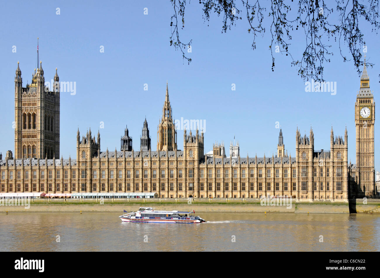 Thames Clipper öffentlicher Verkehr Flussbus am Flussufer des Big Ben & Houses of Parliament High Tide auf der Themse Westminster London, England, Großbritannien Stockfoto