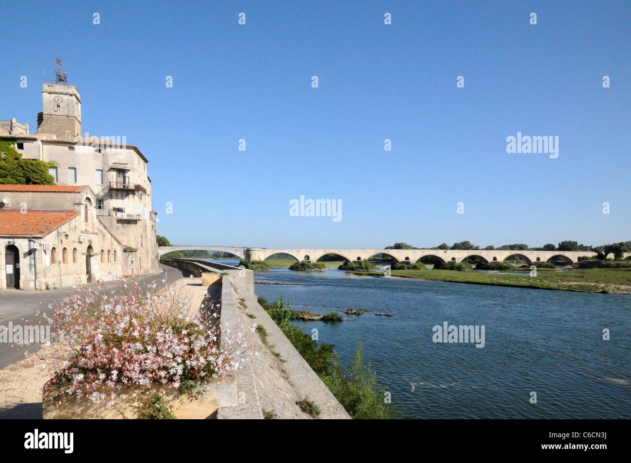 Altbauten und Brücke über den Fluss Rhone bei Pont-St-Saint-Esprit-Gard-Frankreich Stockfoto