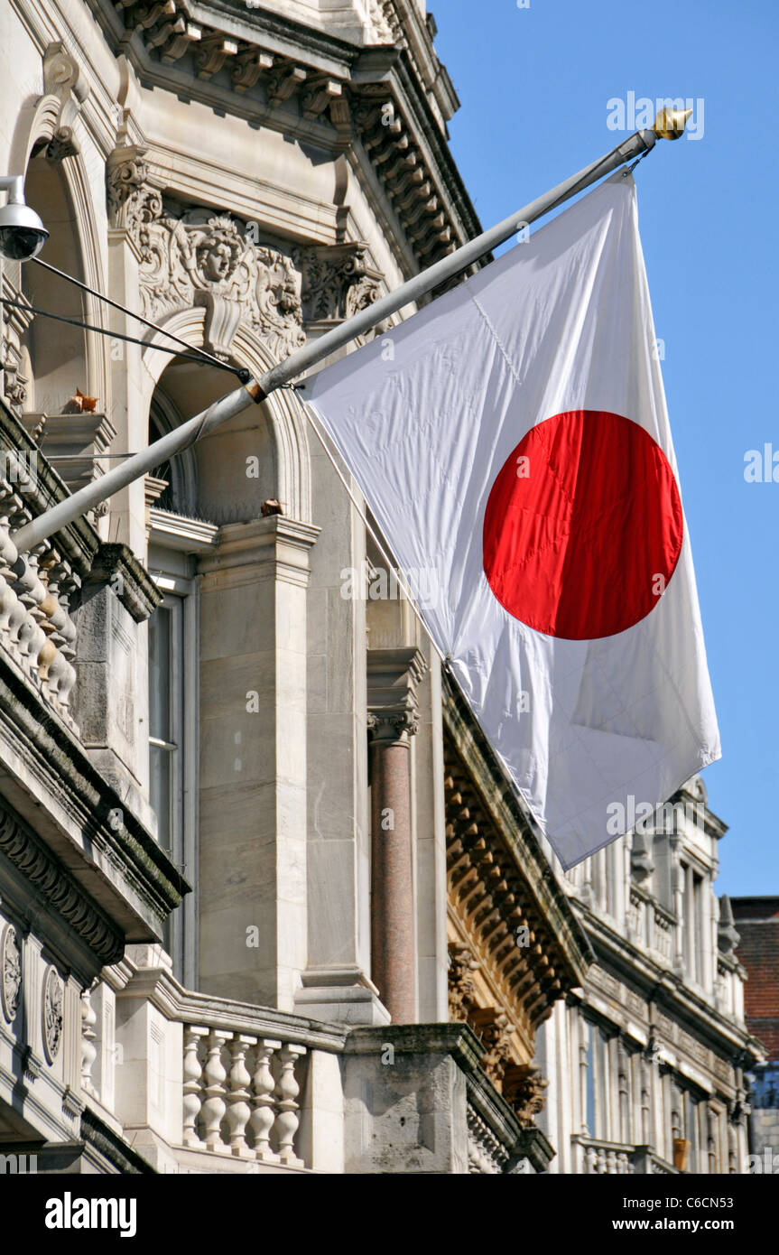 Die nationalflagge von Japan außerhalb des japanischen diplomatischen Mission Bauen & Ambassador Residence von Japan im Piccadilly London England Großbritannien Stockfoto