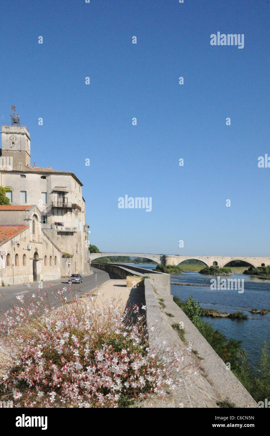 Altbauten und Brücke über den Fluss Rhone bei Pont-St-Saint-Esprit-Gard-Frankreich Stockfoto