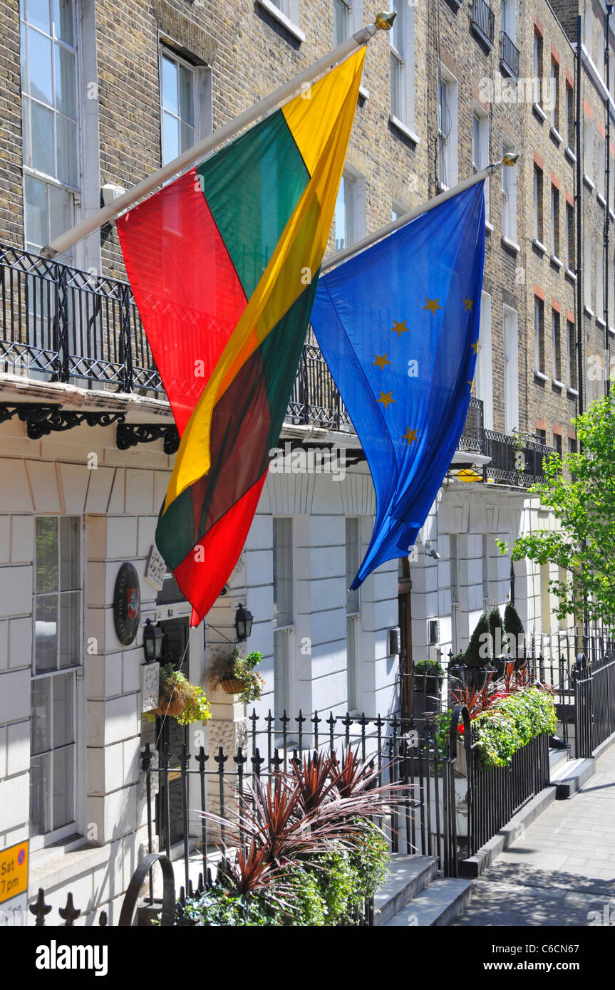 Nationale Flagge Litauens neben der EU-Flagge vor der litauischen Botschaft in Gloucester Place London England Großbritannien Stockfoto