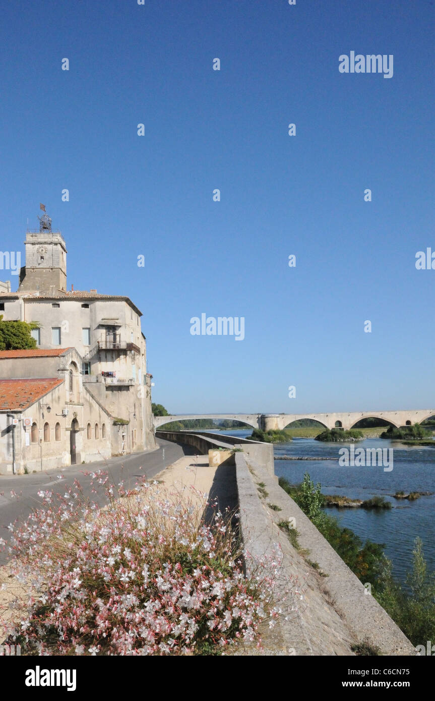 Altbauten und Brücke über den Fluss Rhone bei Pont-St-Saint-Esprit-Gard-Frankreich Stockfoto