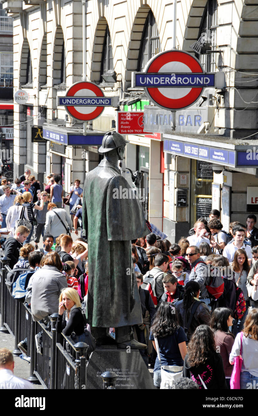 London street scene Blick von oben nach unten auf die Bronzestatue von Sherlock Holmes & Masse von Menschen außerhalb der Baker Street U-Bahnstation Stockfoto