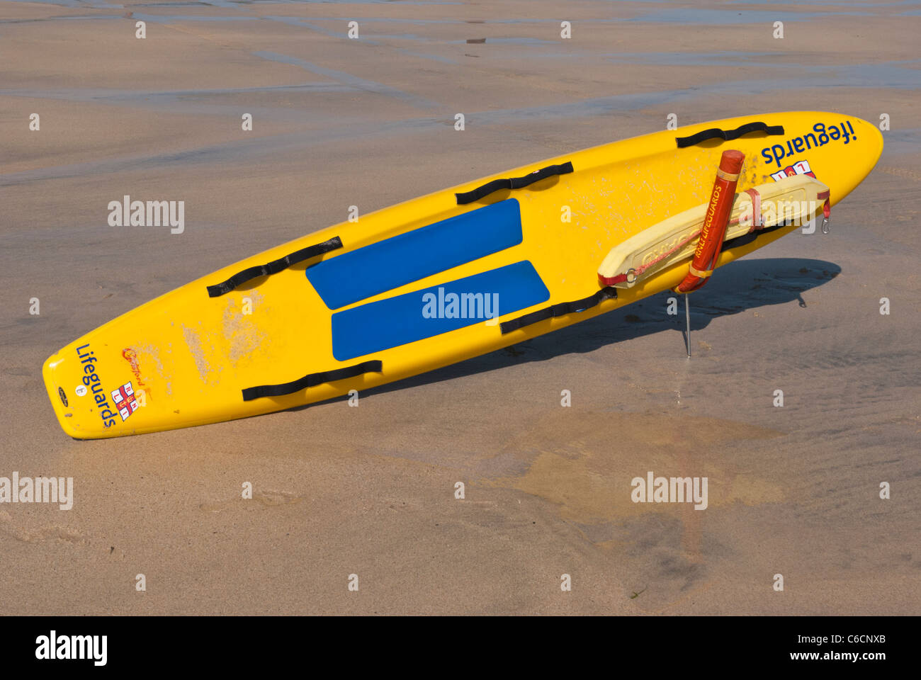 A Rettungsschwimmer Surfbrett, das Royal National Rettungsschwimmer Institution am Porthmeor Beach, St. Ives, Cornwall angehören. Stockfoto