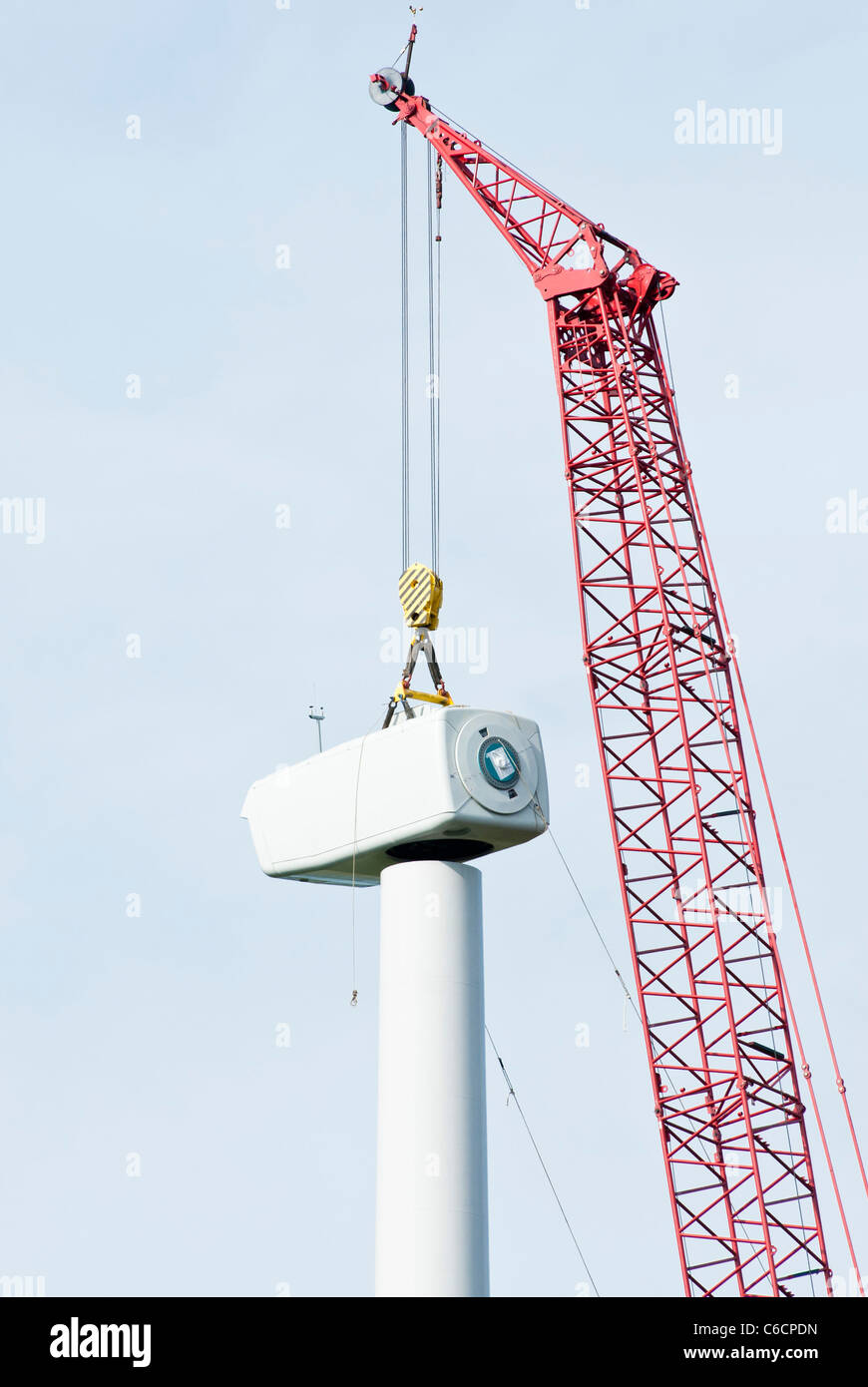 Bauarbeiter montieren die Drehscheibe für eine Windkraftanlage mit horizontaler Achse auf einem Turm in der Nähe von Lakefield, Minnesota. Stockfoto