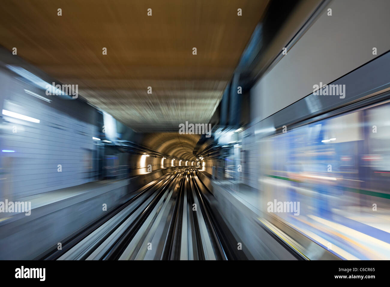 Eröffnet in 2010, Dubai Metro, MRT, in Bewegung, die Annäherung an eine Station, Dubai, Vereinigte Arabische Emirate Stockfoto