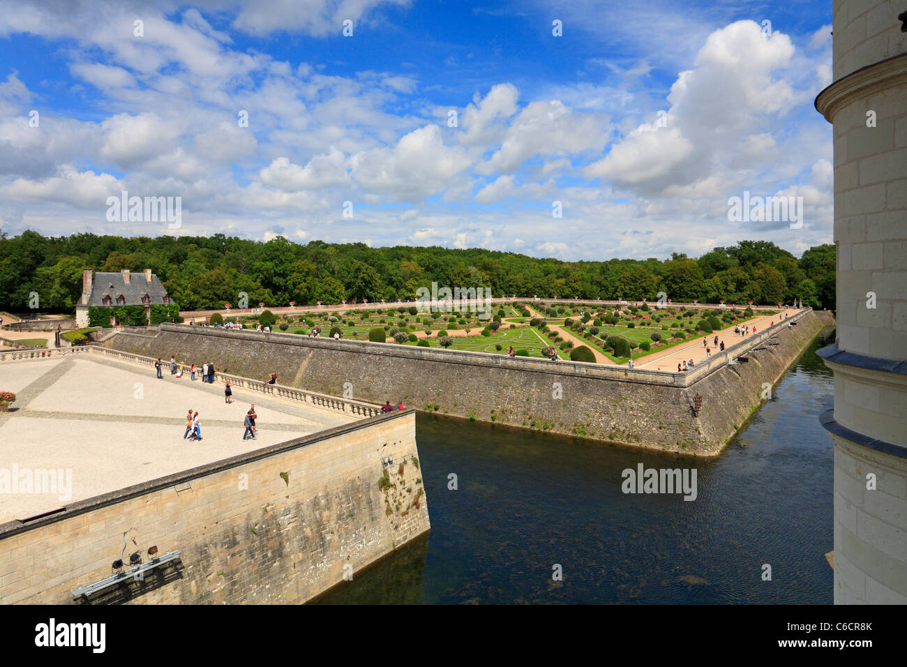 Das Kanzleramt und Diane de Poitiers Garten betrachtet von Schloss Chenonceau im Loire-Tal, Frankreich, Europa. Stockfoto