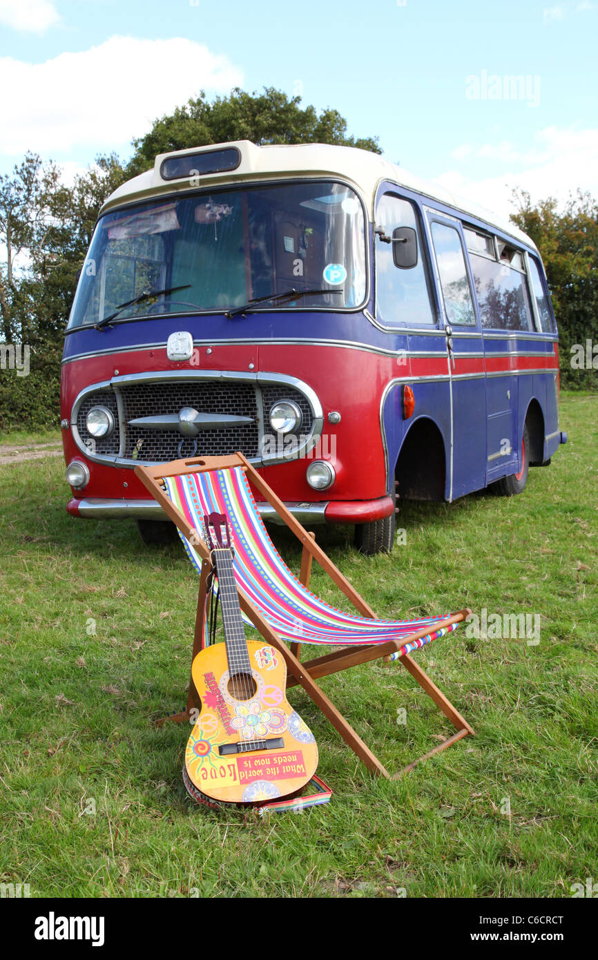 1971 Bedford Wohnmobil geparkt in einem Feld mit einer akustischen Gitarre und einem Liegestuhl im Vordergrund. Stockfoto