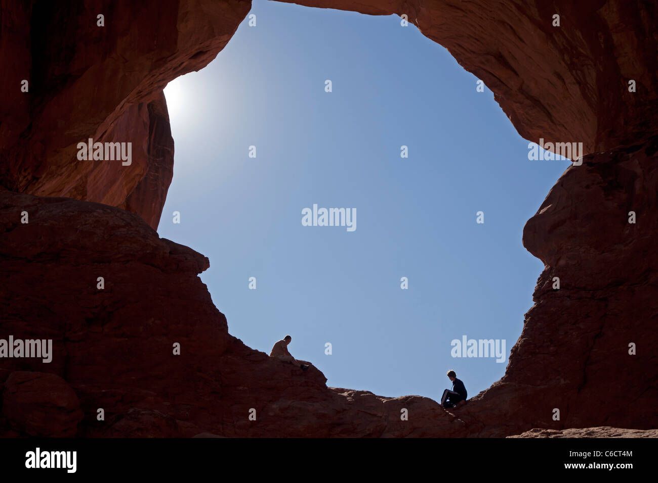 Moab, Utah - zwei Personen im Doppelzimmer Arch im Arches National Park. Stockfoto