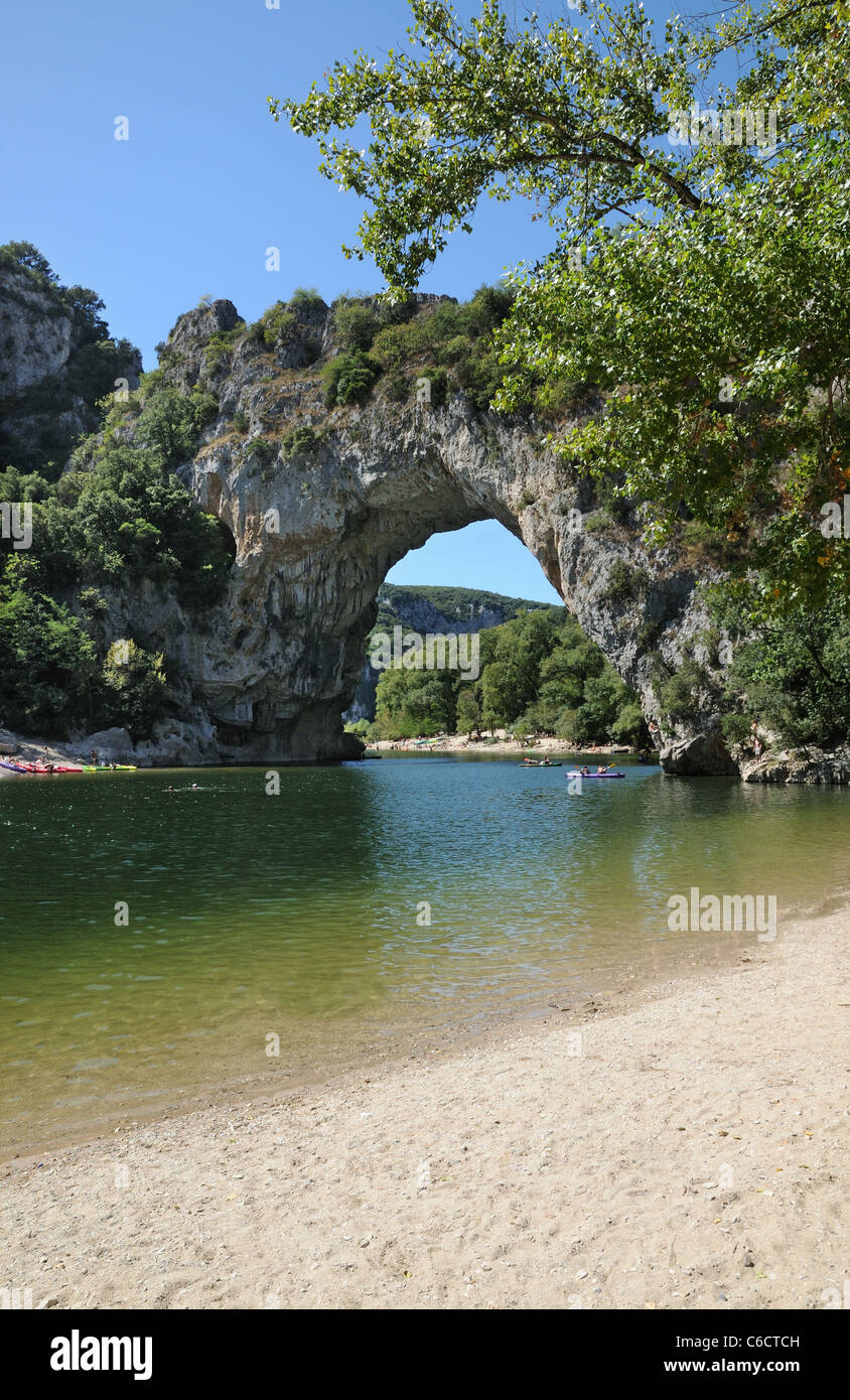 Pont d ' Arc Rock Torbogen über der Ardèche Fluss Schluchten d'Ardeche Gard Frankreich mit Kanus und Touristen zum Sonnenbaden Stockfoto