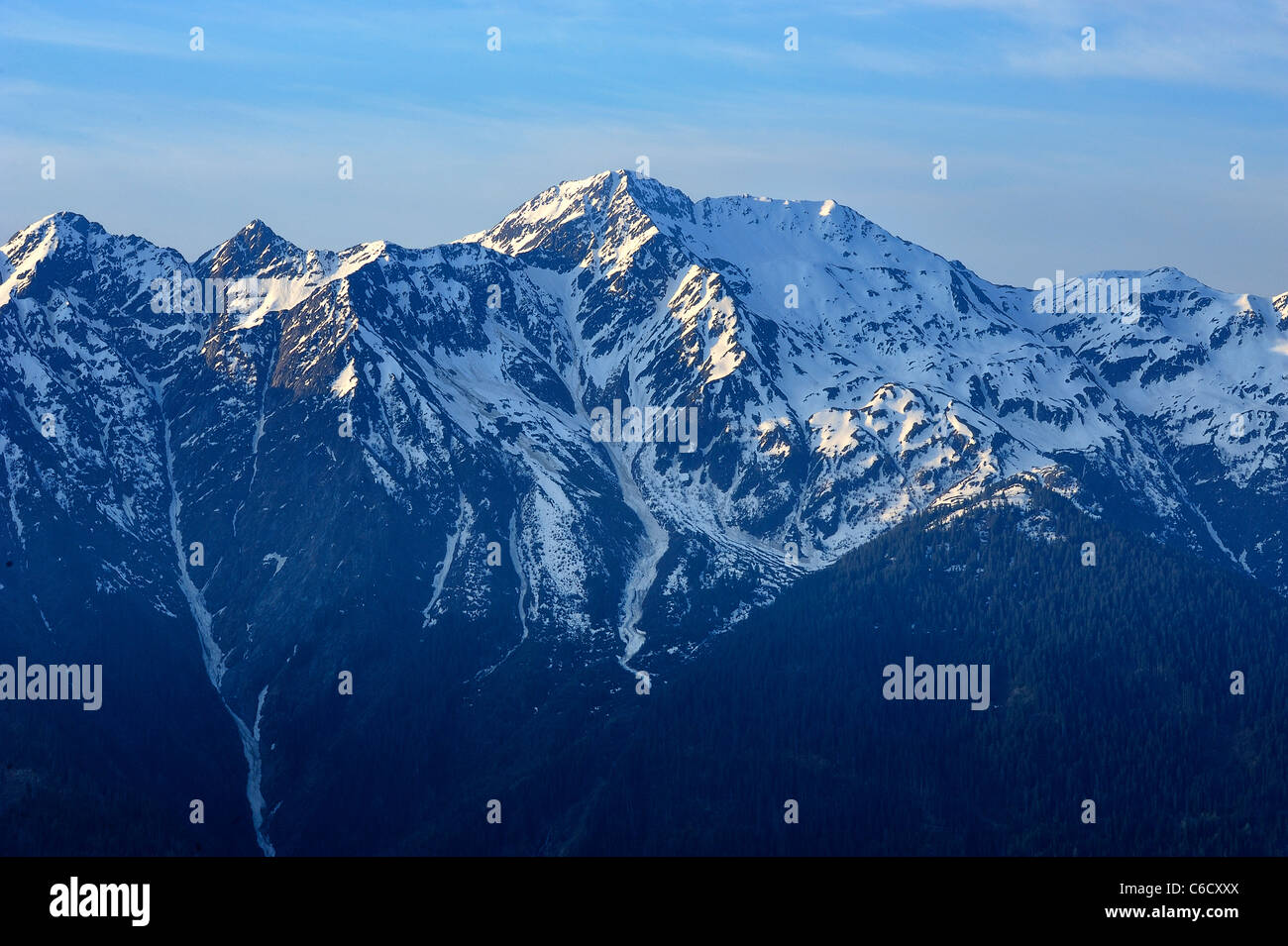 Morgenlicht über Beaufortain Region mit Schnee in den Bergen in den französischen Alpen, Europa Stockfoto