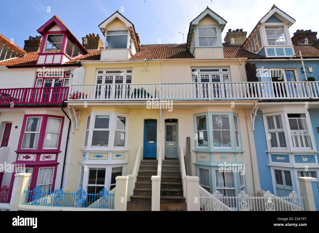 Whitstable Kent Seaside Town Meer beherbergt gemalte leuchtende Farben Stockfoto