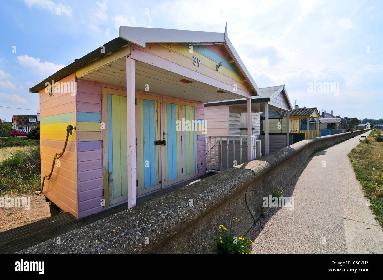 Whitstable Kent Seaside Town Beach Hütten gemalte leuchtende Farben Stockfoto